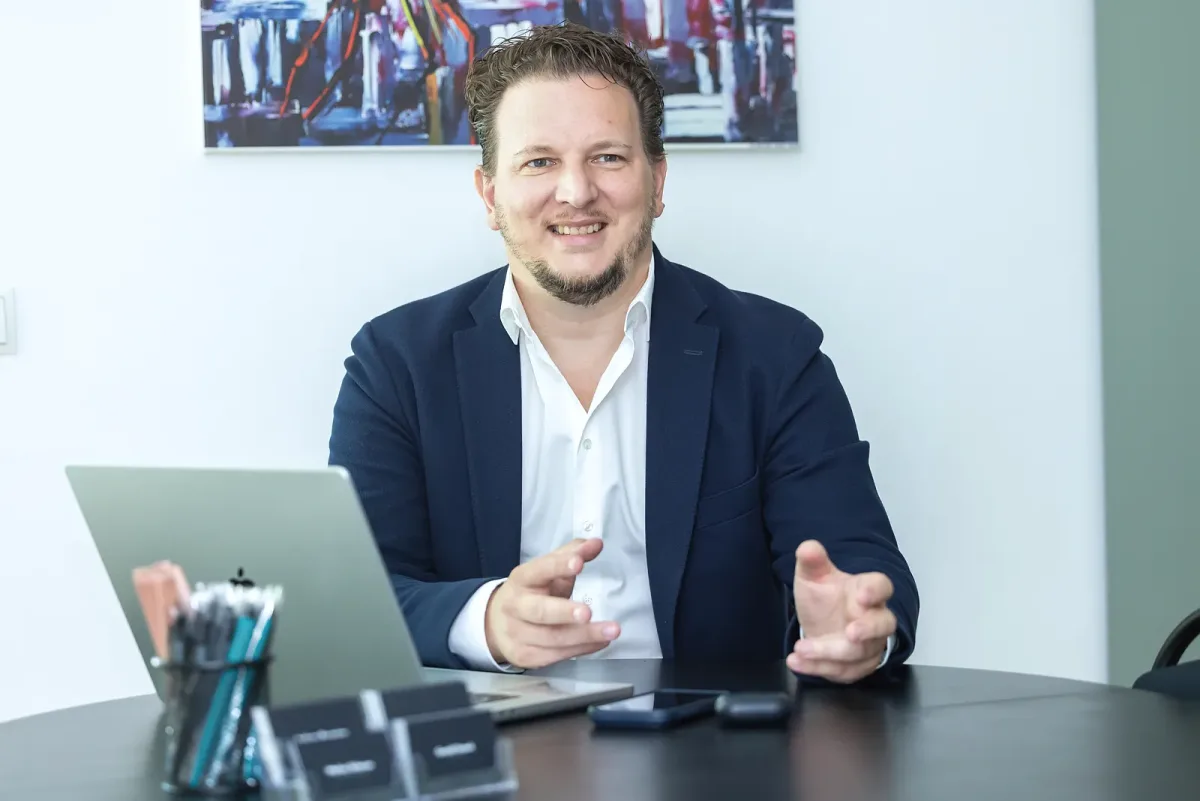 Ansprechpartner von Anexum im Gespräch am Besprechungstisch